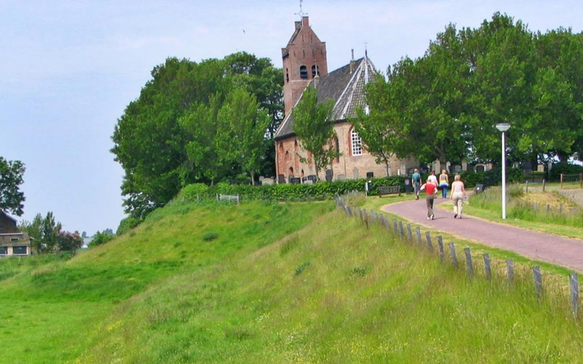StepFun route De Terp Doarpen, foto met een kerk op een terp